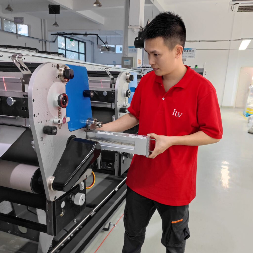 Wie LED-Aushärtungssysteme die Druckfarbenchemie und Haftung auf Folien verbessern