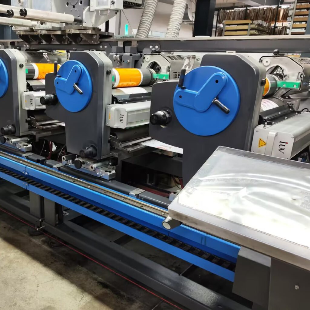 Automatisierte UV-Druckoperationen für komplexe Beschichtungen im Narrow-Web-Bereich