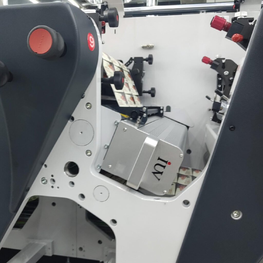 Schnellere Rüstzeiten im Etikettendruck dank UV-LED-Härtungstechnologie