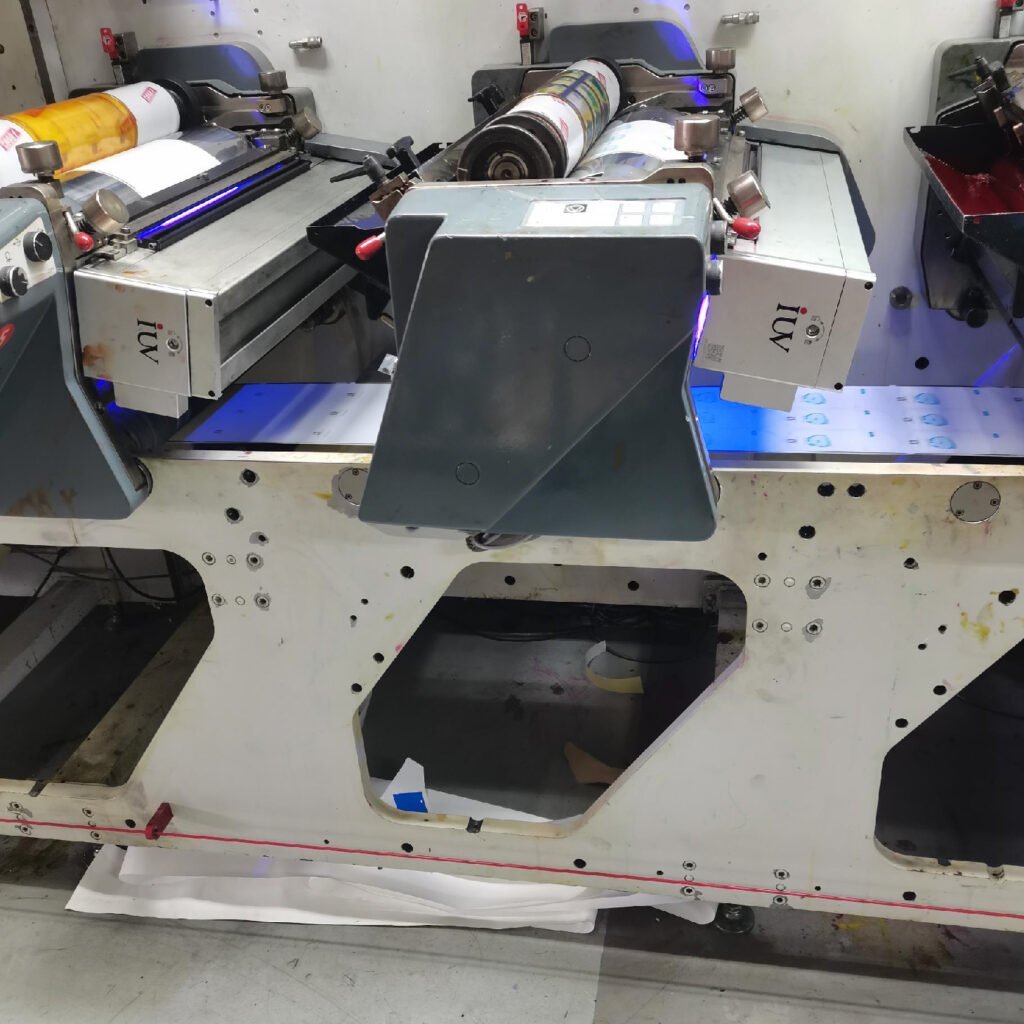 Technischer Leitfaden zur LED-UV-Härtung im Schmalbahndruck Gleichmäßige Aushärtung bei hochdeckenden Etikettenfarben sicherstellen