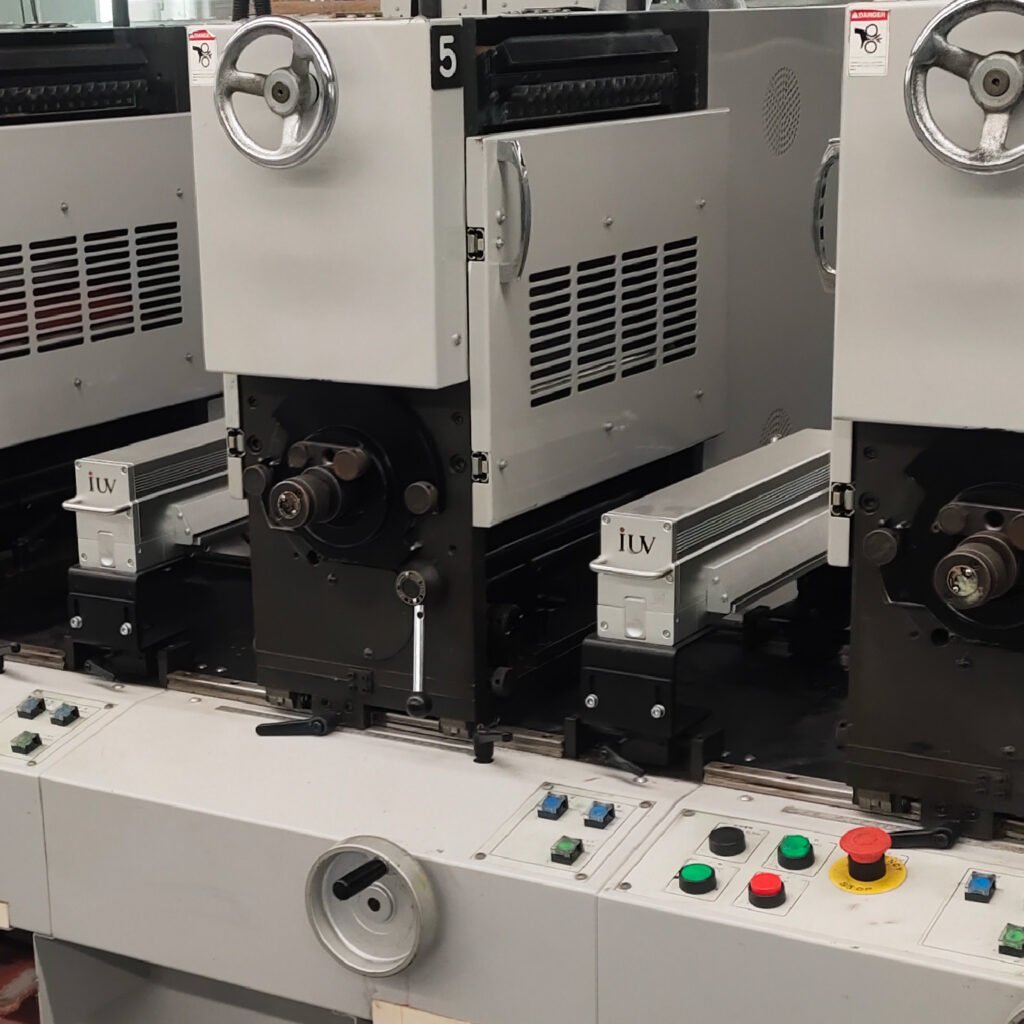 Prozessanalyse der UV-Härtungseffizienz in mehrfarbigen Schmalbahn-Drucksystemen mit LED-basierter Aushärtungstechnologie