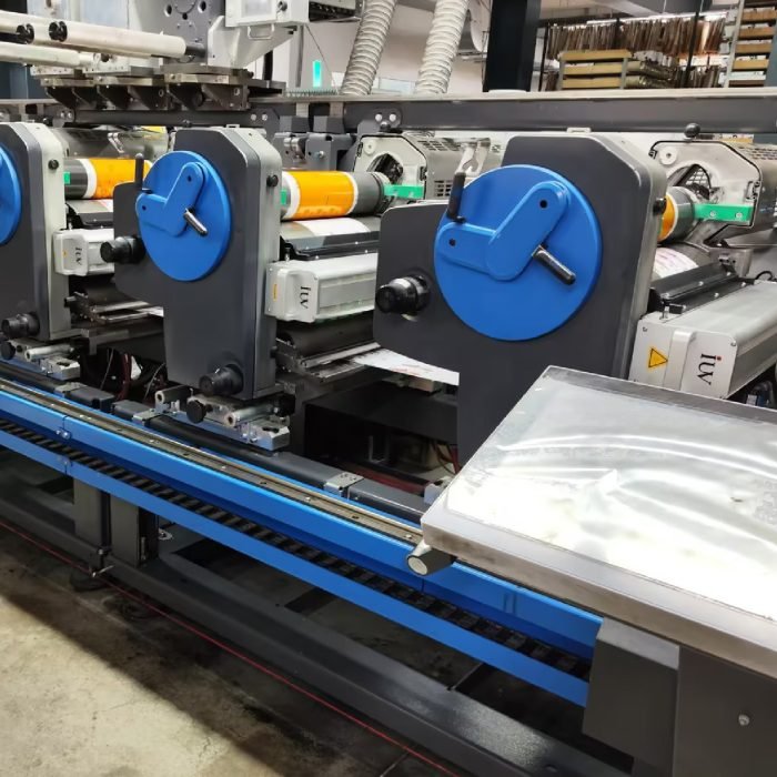 Automatisierte UV-Druckoperationen für komplexe Beschichtungen im Narrow-Web-Bereich