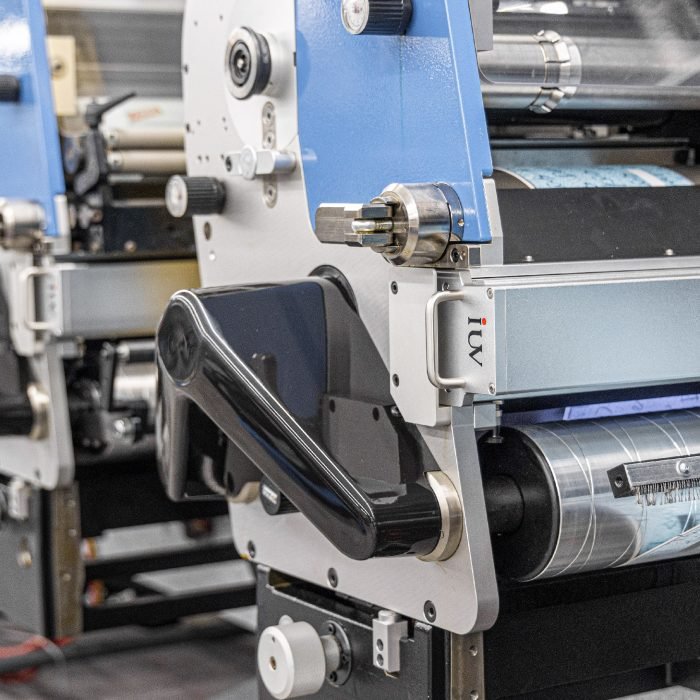 Flexibilität im LED-UV-Offsetdruck Verarbeitung unterschiedlicher Substrate und Materialien