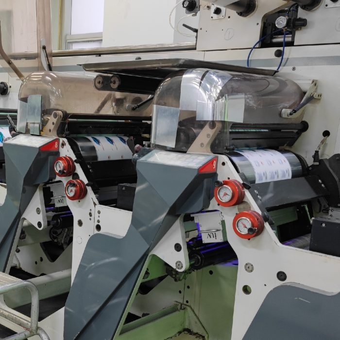 Les avantages d’un système UV moderne pour les presses à bande étroite