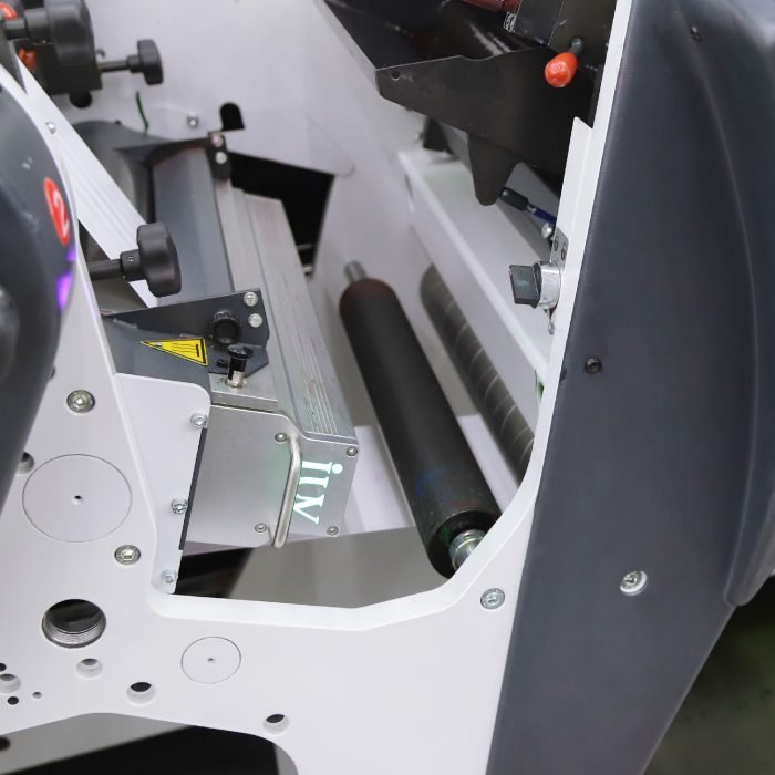 UV-LED-Härtungssysteme für Hybrid-Druckmaschinen Maximale Flexibilität